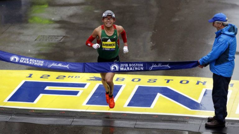 Yuki Kawauchi cruza la meta del Maratón de Boston
