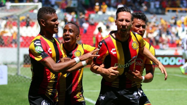 Jesús Vázquez festeja un gol con Leones Negros