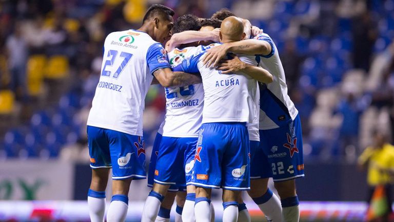 Jugadores del Puebla celebran gol con el Cuauhtémoc