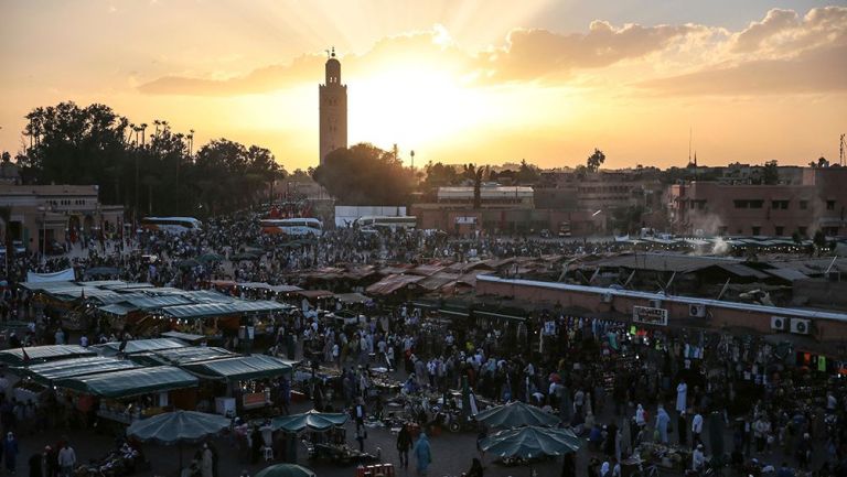 Atardecer en una de las plazas principales de Marruecos