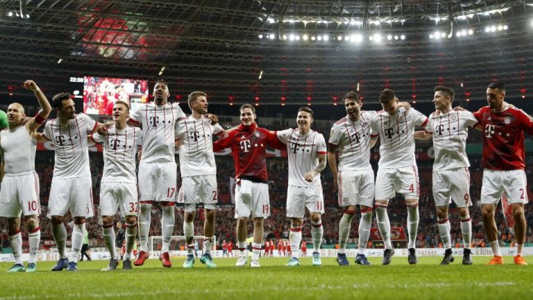 Jugadores del Bayern Munich celebran al ganarle al Leverkusen