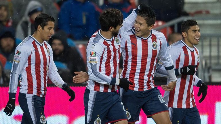 Jugadores de Chivas festejan un gol contra Toronto