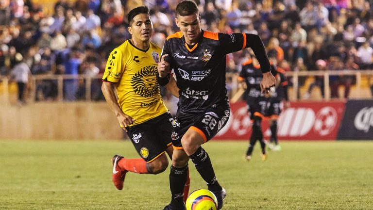 Christian Valdéz y Martin Zuñiga disputan el balón en el juego de Ida