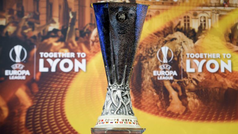 Trofeo de la Europa League en el sorteo del torneo 