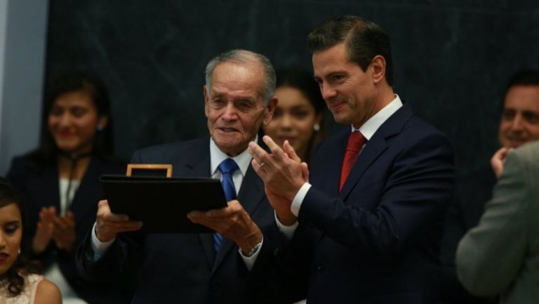 Peña Nieto entrega reconocimiento a Tomás Balcázar, abuelo CH14