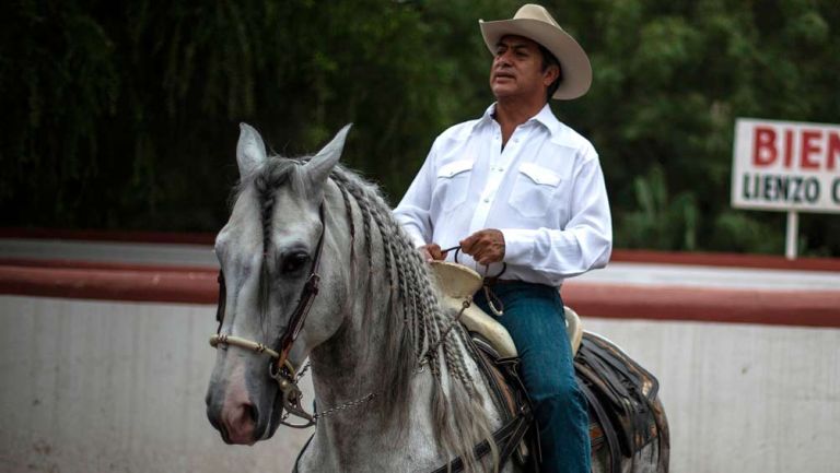Jaime Rodríguez, montando un caballo en Villa de García