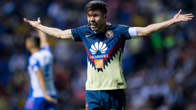Oribe Peralta reclama una falta en el juego contra Puebla