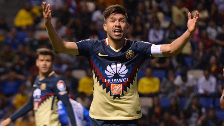 Oribe Peralta reclama a sus compañeros durante el juego contra Puebla