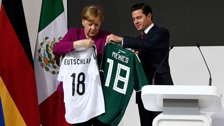 Angela Merkel y Peña Nieto cambian los jerseys de sus países
