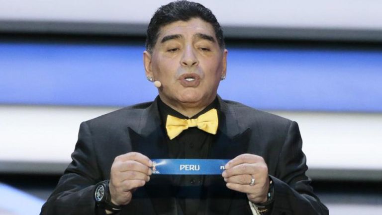 Diego Maradona en el sorteo del Mundial