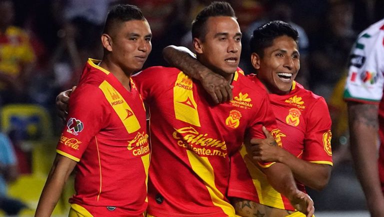 Jugadores de Morelia celebran un gol en la última jornada
