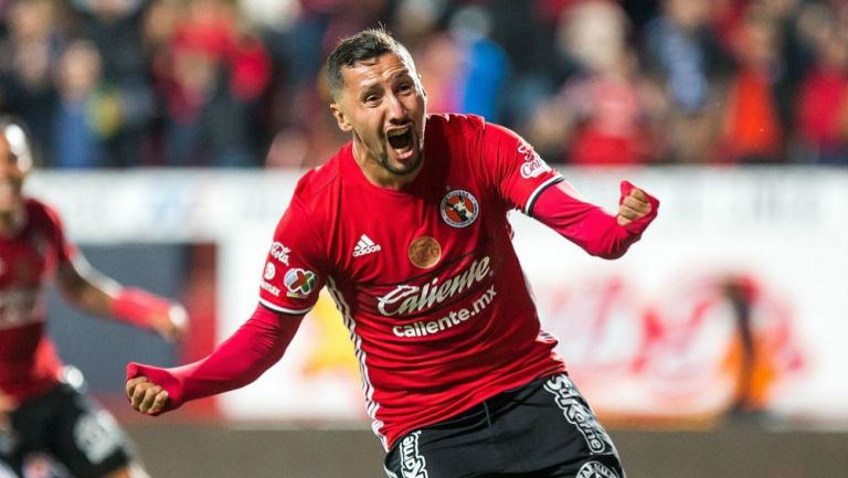 Yasser Corona festeja un gol con Xolos de Tijuana