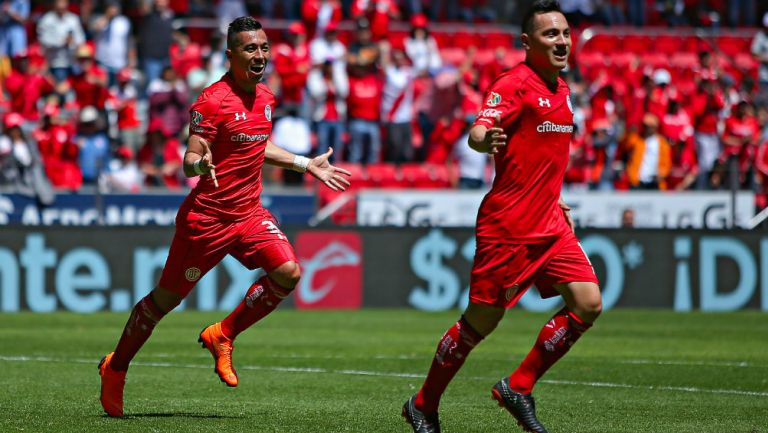 Fernando Uribe y Antonio Ríos festejan gol con Toluca