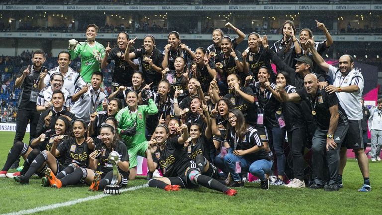 Jugadoras de Tigres celebran con el título del Clausura 2018