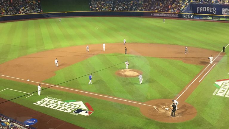 Vista del estadio durante el juego de la MLB en México