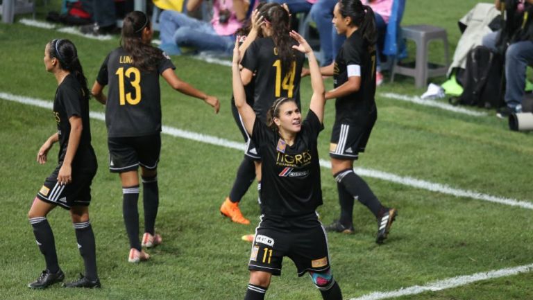 Nayeli Rangel celebra gol contra Monterrey