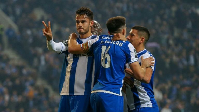 Diego Reyes festeja un gol con el Porto