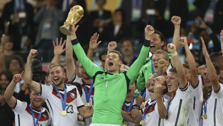 Manuel Neuer levanta la Copa del Mundo en Brasil 2014