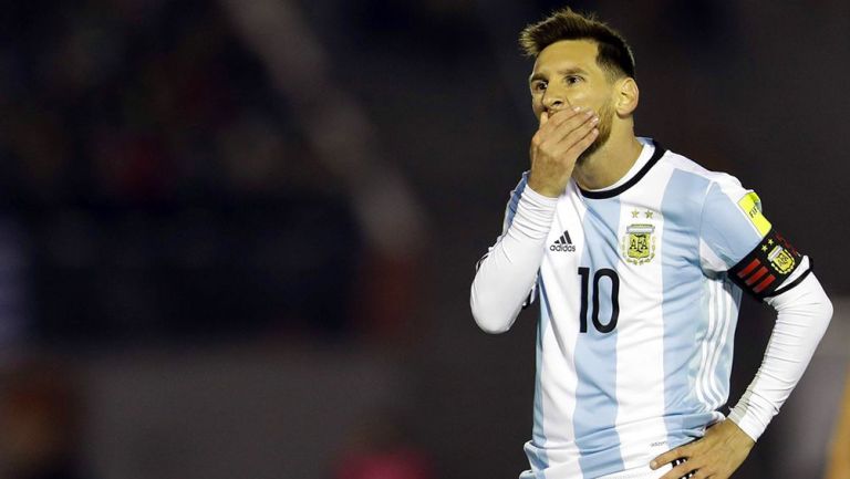 Messi se lamenta en un juego con Argentina