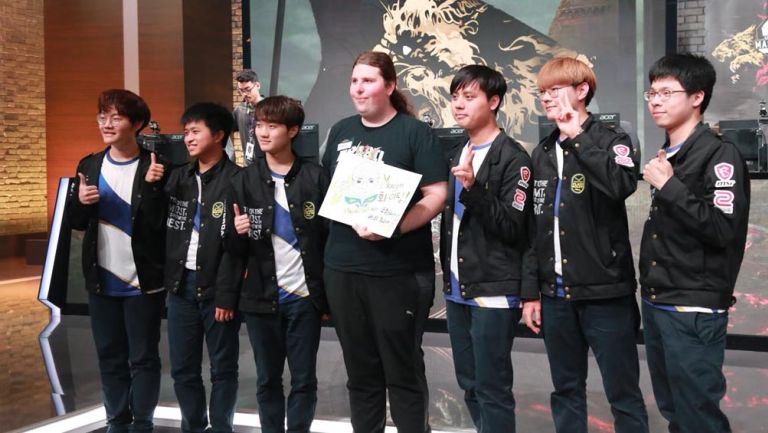 Los jugadores de la escuadra taiwanesa celebran tras el triunfo sobre Gambit Esports