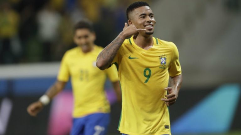 Gabriel Jesus celebra un gol con Brasil