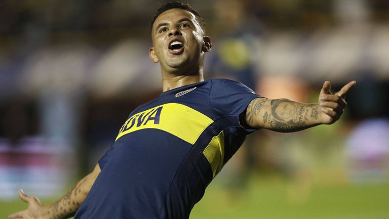 Edwin Cardona celebra una anotación con Boca Juniors