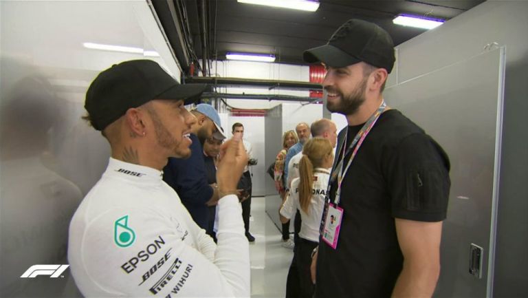 Hamilton y Piqué platican previo a las prácticas del GP de España