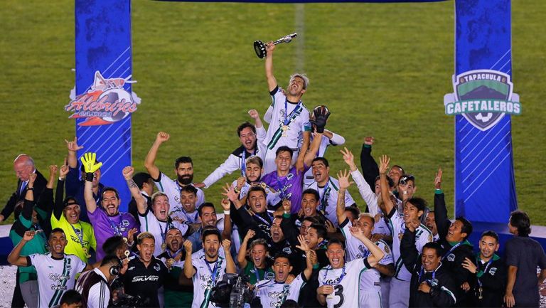 Jugadores de Tapachula levantan el trofeo del Ascenso