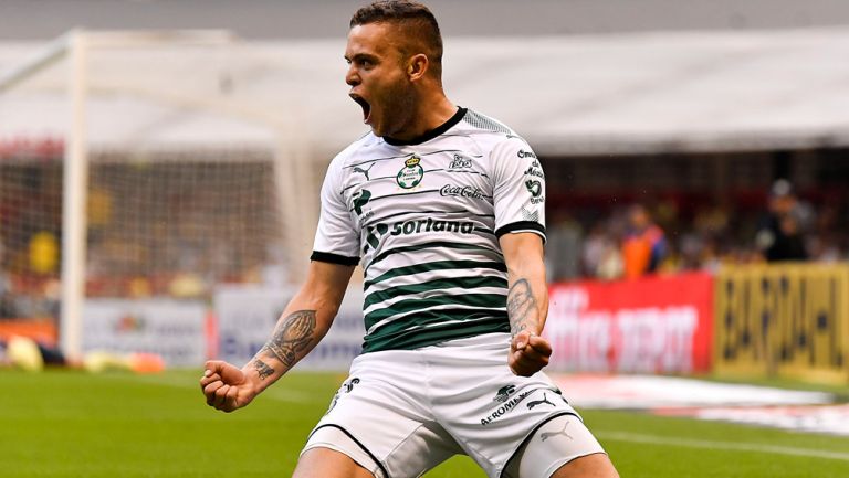 Jonathan Rodríguez celebra un gol con Santos