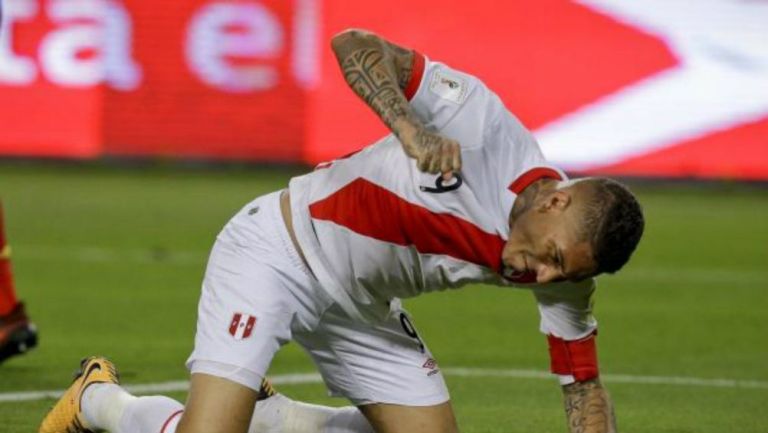 Paolo Guerrero se lamenta en un partido de Perú
