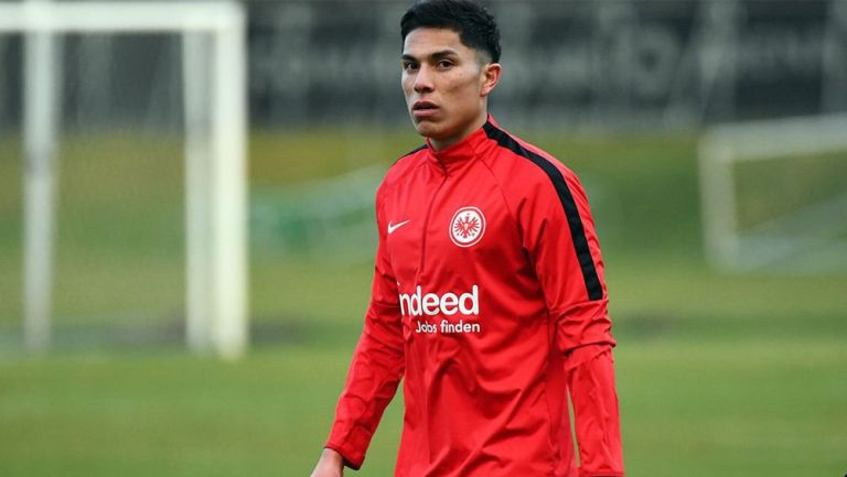 Carlos Salcedo, durante un entrenamiento con el Eintracht