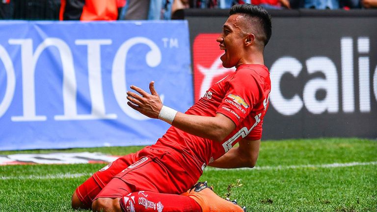 Fernando Uribe celebra un gol con Toluca 