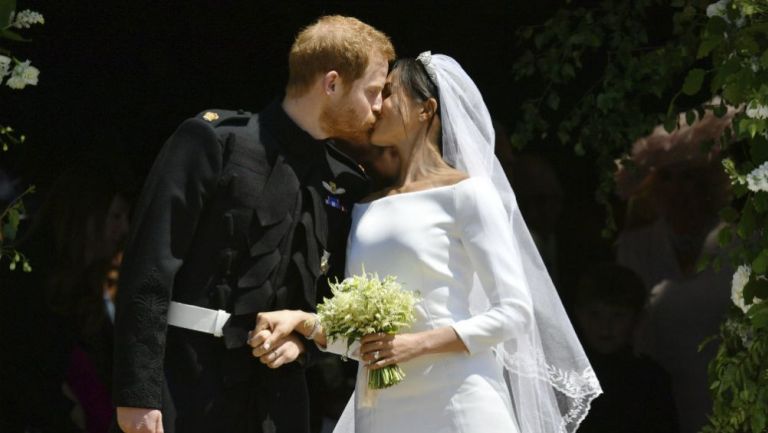 El príncipe Enrique y Meghan Markle se besan tras casarse