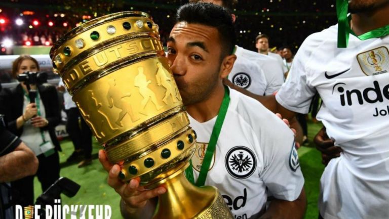 Marco Fabián besa la Copa tras obtenerla con el Eintracht 