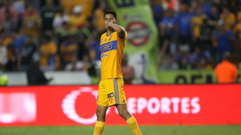 Hugo Ayala festeja gol con Tigres