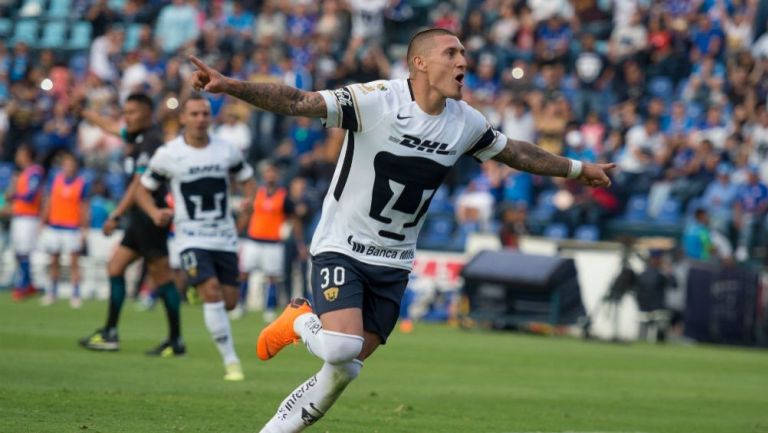 Nicolás Castillo celebra un gol con Pumas