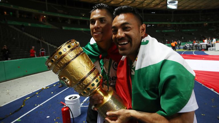 Salcedo y Fabián celebran con la Copa Alemana