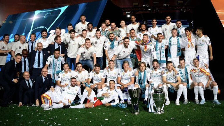 Real Madrid posa en el Santiago Bernabéu con trofeo de Euroliga y Champions League 