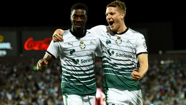Djaniny y Furch celebran gol con Santos