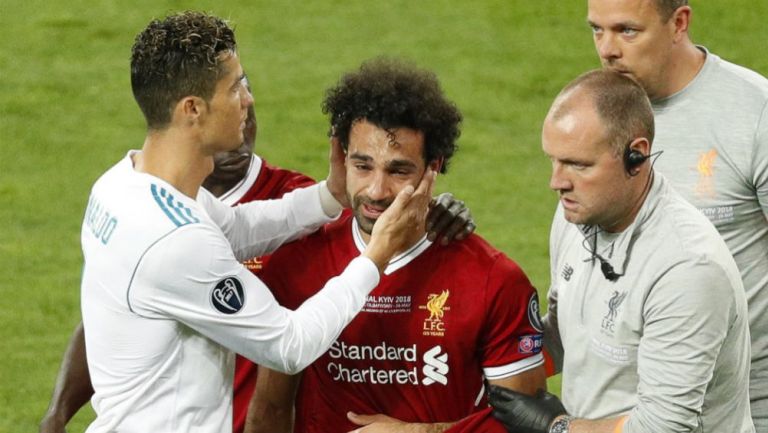CR7 consuela a Salah tras lesionarse el hombro 