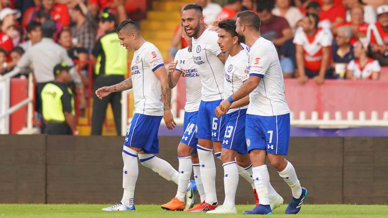 Futbolistas del Cruz Azul celebran un gol