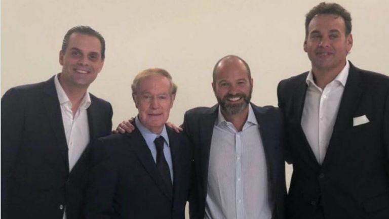 Martinoli, Joserra, Luis García y Faitelson posan para una foto