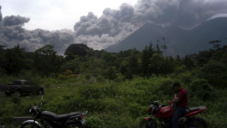 Columna de humo y ceniza que expulsó el Volcán de Fuego