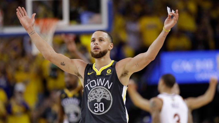 Curry celebra en la victoria de los Warriors