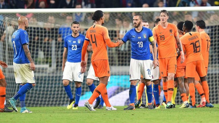 Jugadores de Holanda e Italia, durante un partido amistoso