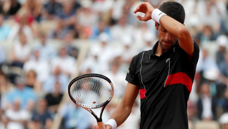 Novak Djokovic se lamenta en el duelo contra Cecchinato