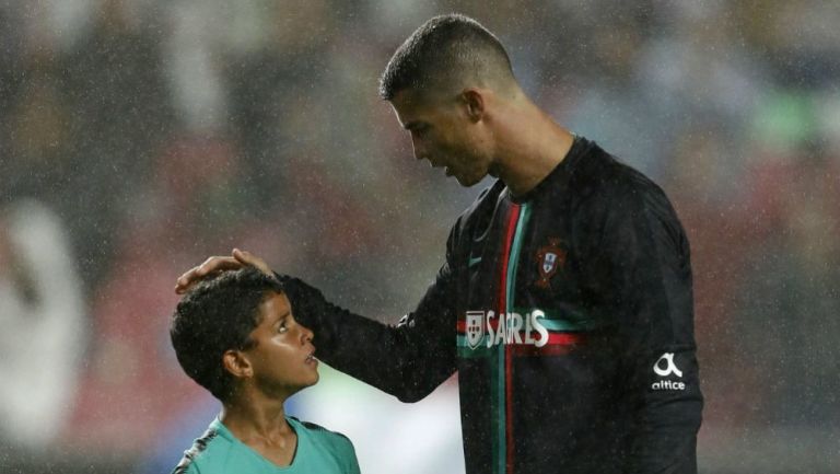 Cristiano Ronaldo platica con su hijo 