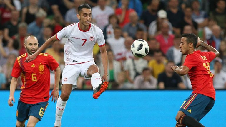 Saifeddine Khaoui controla el balón en el duelo de España contra Túnez