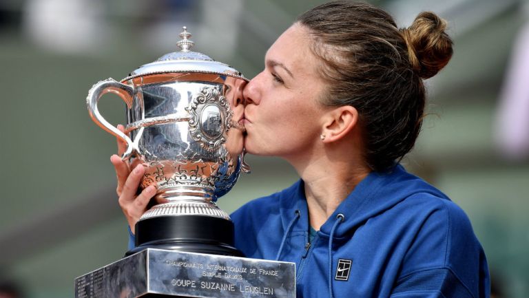 Simona Halep besa su trofeo al conquistar Roland Garros