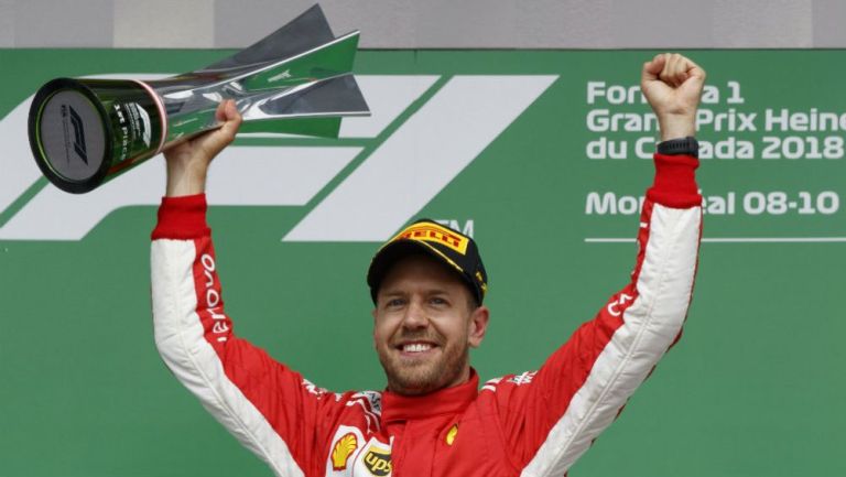 Sebastian Vettel feteja tras ganar el GP de Canadá